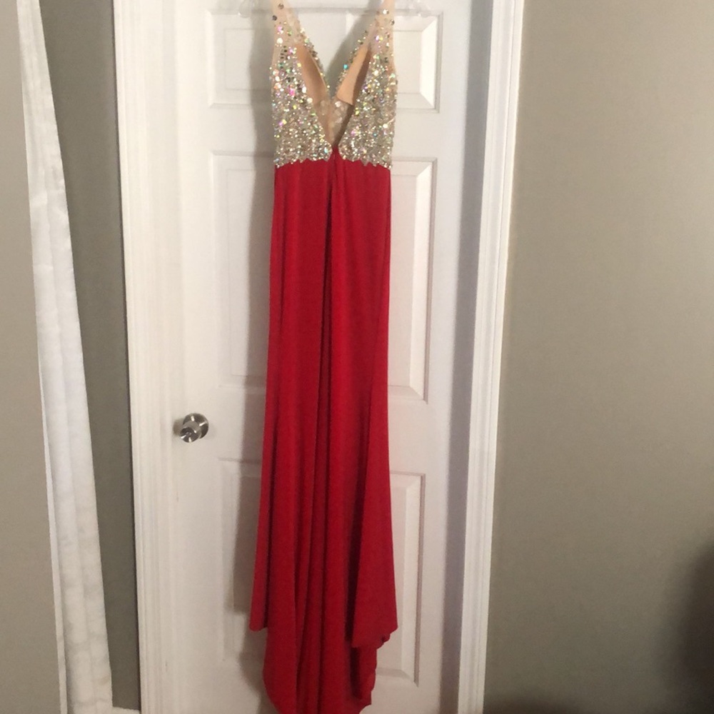 Red Gown - Picture 4 of 8